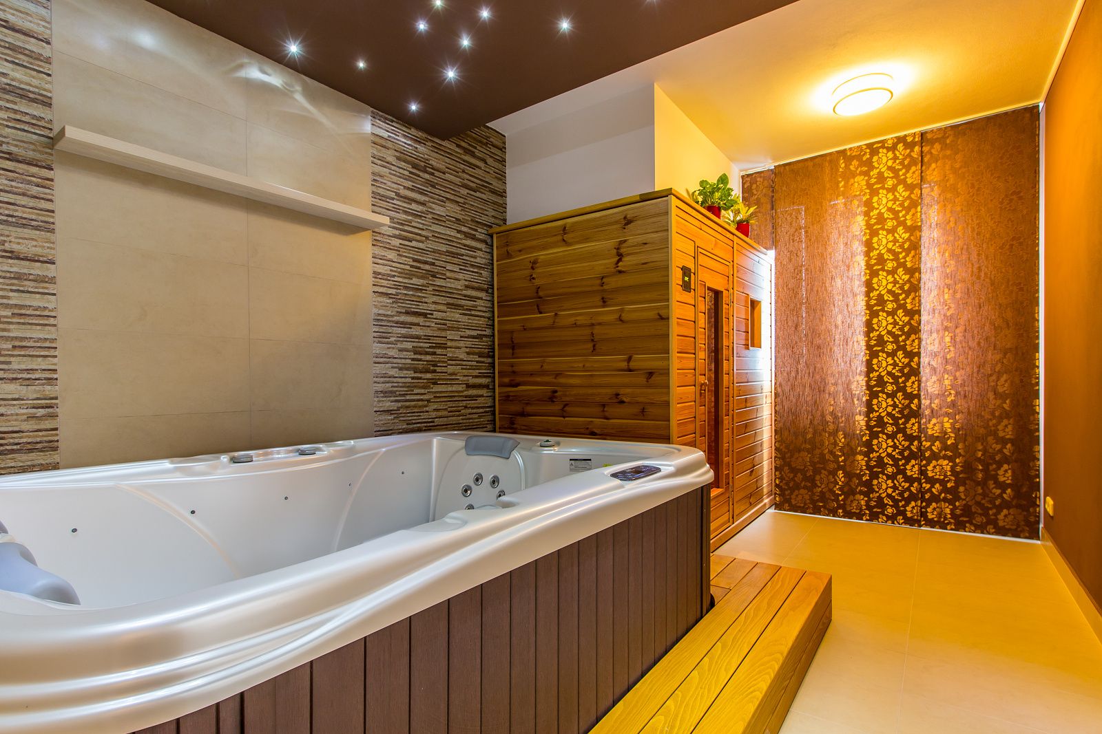 Wellness apartmán – vířivka a dřevěná infrasauna v interiéru